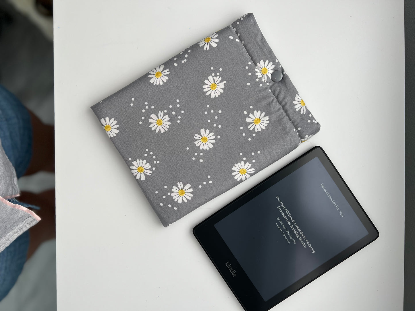 Grey daisy kindle sleeve