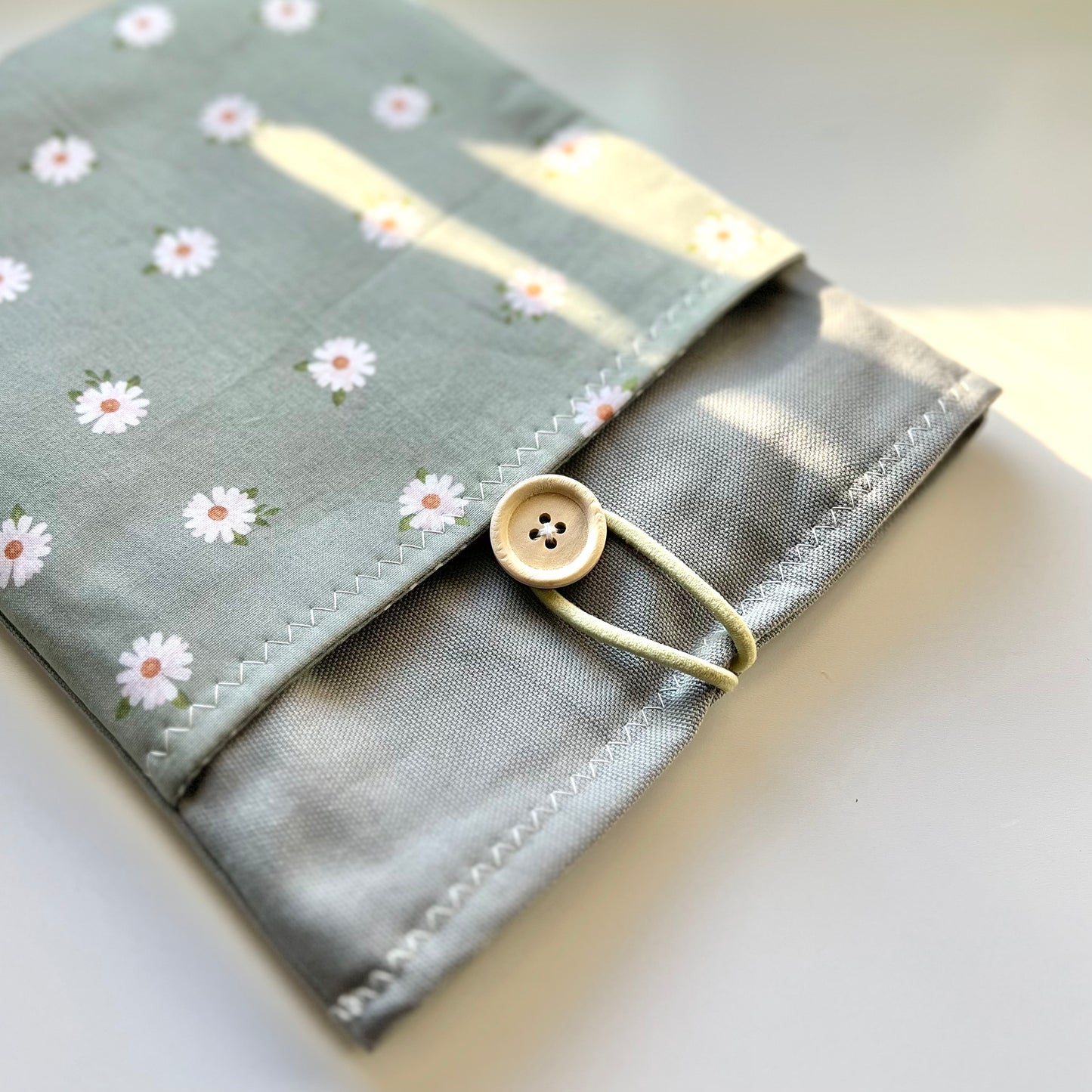 Daisy book sleeve, kindle sleeve