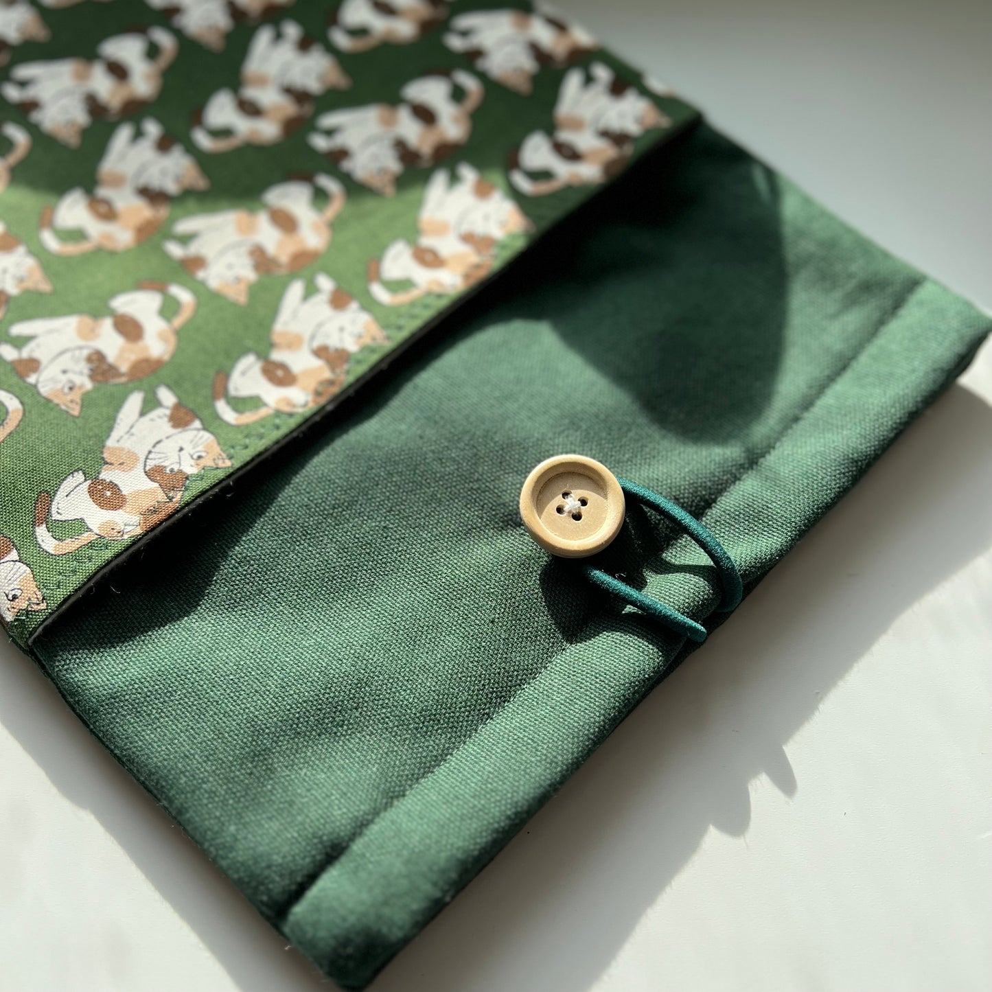 Green cat print book sleeve, kindle sleeve