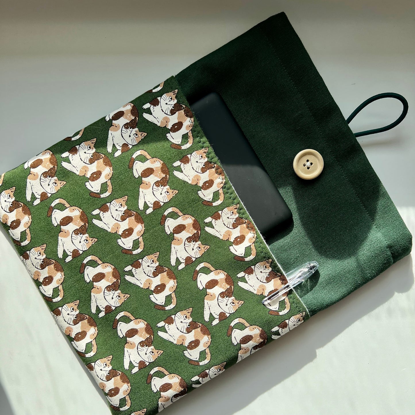 Green cat print book sleeve, kindle sleeve