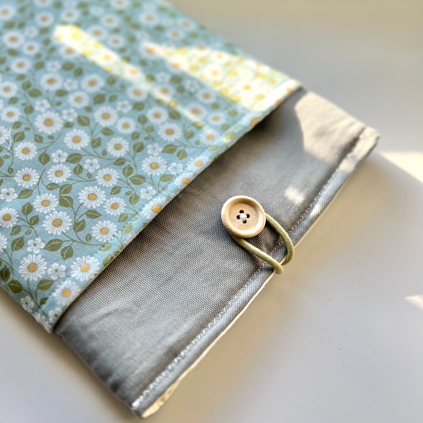 Daisy book sleeve, kindle sleeve